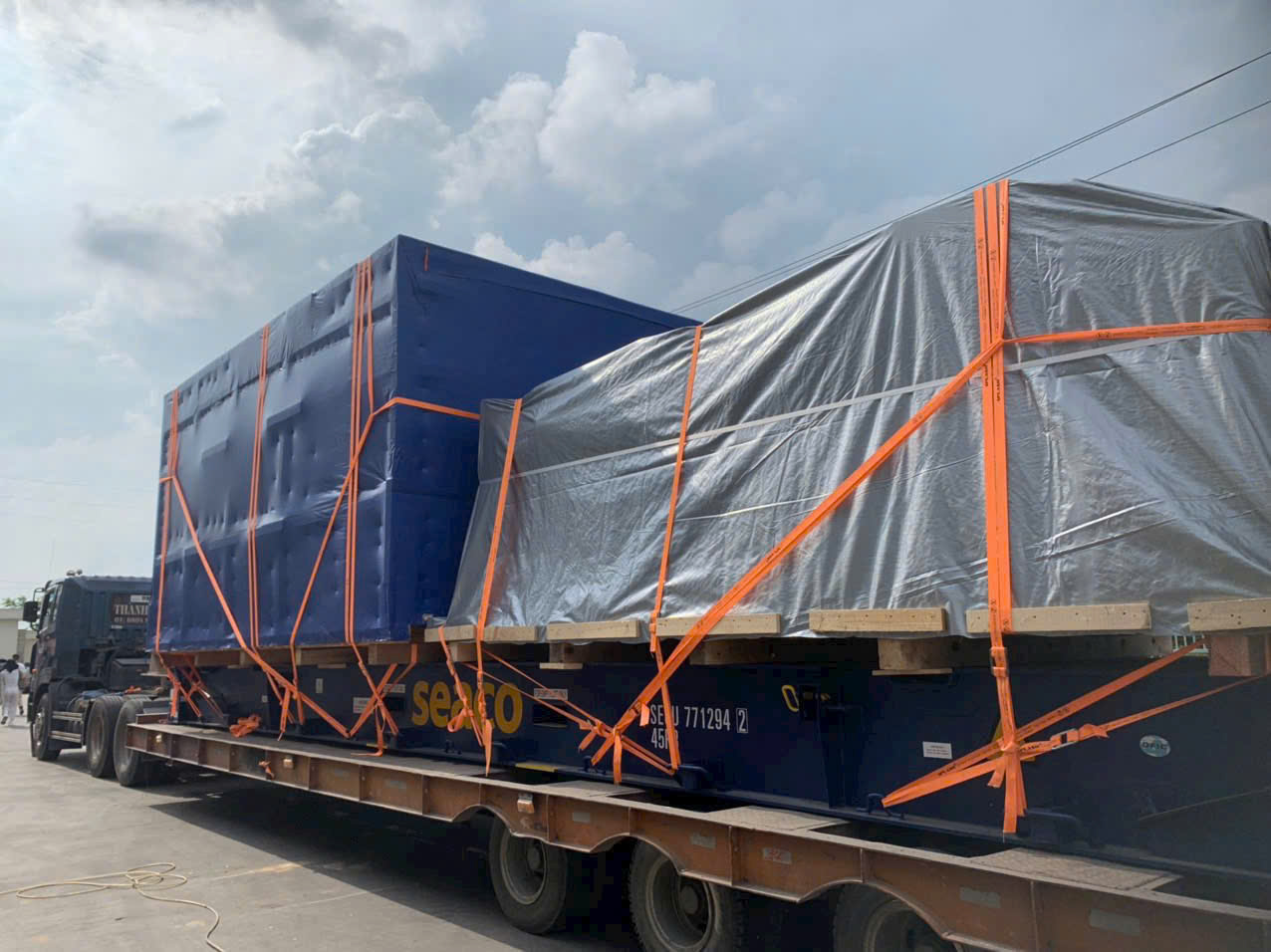 Cẩu hạ máy Phú Quốc – Rút container, vận chuyển và lắp đặt máy móc tại sân bay Phú Quốc